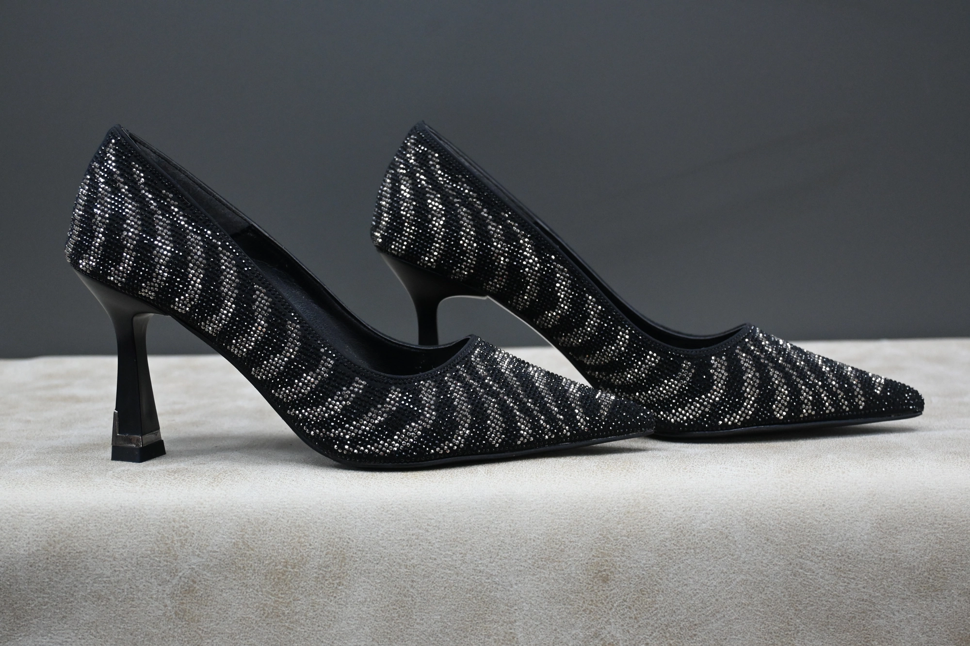 Kadın Taşlı Zebra Desenli Stiletto