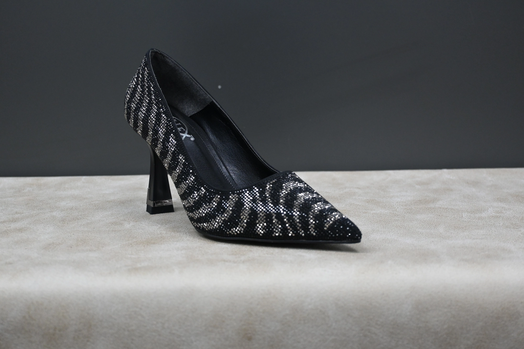 Kadın Taşlı Zebra Desenli Stiletto