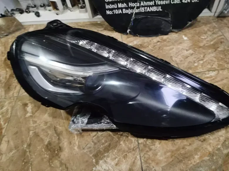 Aston Martin Rapid Sağ Far Cam Yapılmıştır