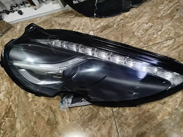 Aston Martin Rapid Sağ Far Cam Yapılmıştır