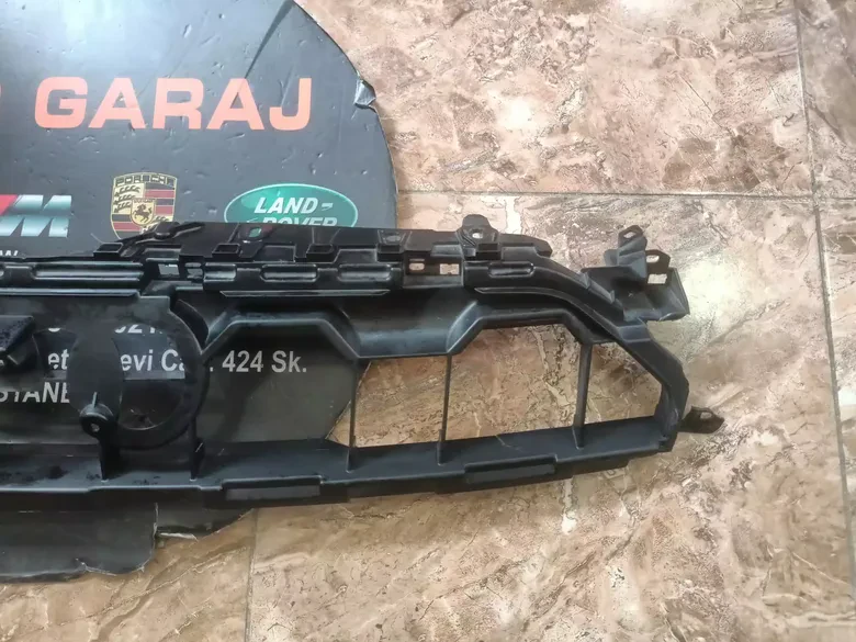 Audi A5 Sline Ön Panjur İç Braketi 8W6807233D