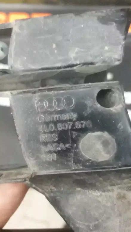 Audi Q7 Sağ Sis Kapağı 4L0807676