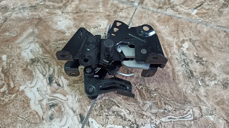 BMW 5 Serisi F10 Kaput Kilidi 51237183762 51237206453