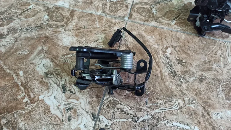 BMW 5 Serisi F10 Kaput Kilidi 51237183762 51237206453