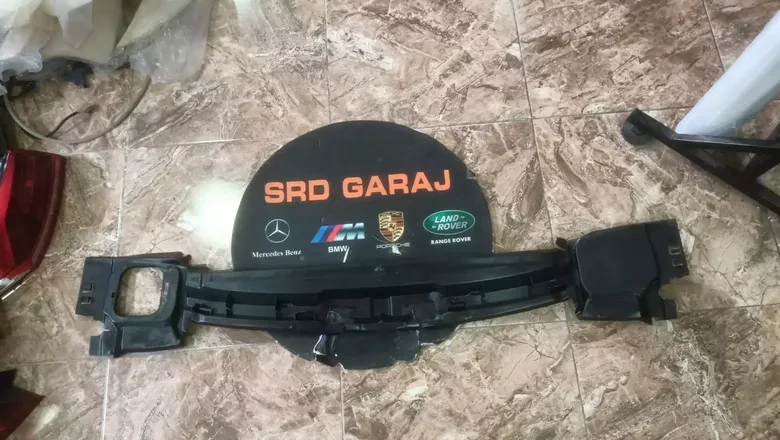 BMW 5 Serisi G30 Radyatör Üst Bakaliti 7383845