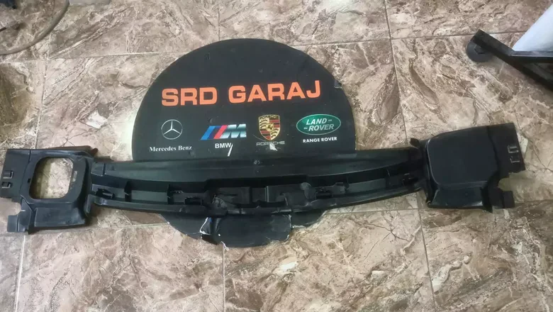 BMW 5 Serisi G30 Radyatör Üst Bakaliti 7383845