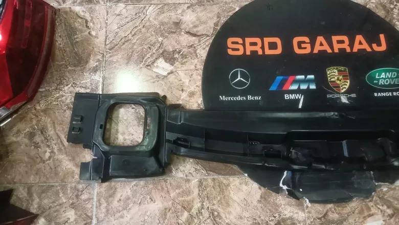 BMW 5 Serisi G30 Radyatör Üst Bakaliti 7383845