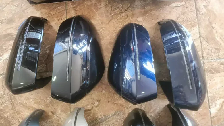 BMW 7 Serisi G70 Sağ Sol Boyalı Ayna Kapakları Sinyaller Üzerinde