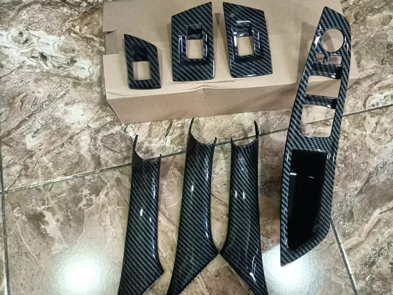 BMW F10 5 Serisi Kapı İç Kolçak Set Karbon