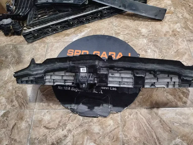BMW g22 g23 Alt Maske Hava Kanalı Motoru Üstünde 5a1e916-02 8071320