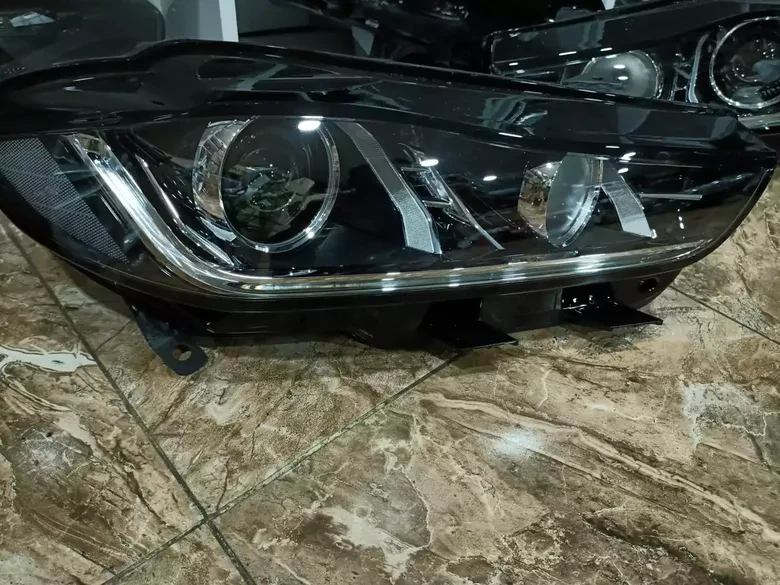 Jaguar Xe Sag Sol LED Zenon Far