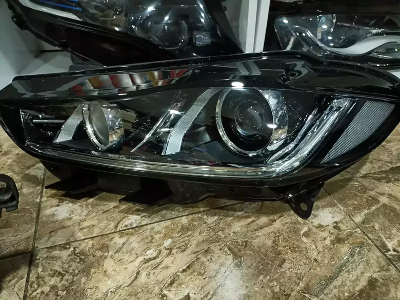 Jaguar Xe Sag Sol LED Zenon Far
