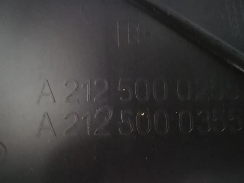 Mercedes 212 On Panel Plastik
