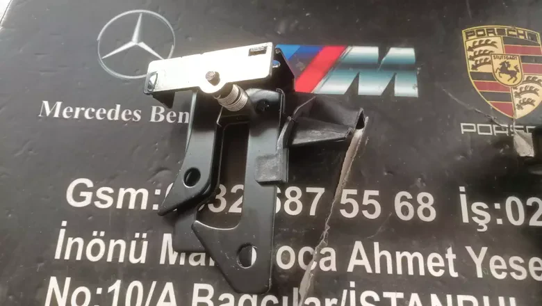 Mercedes C Serisi W204 Kaput Kilit Mandalı Alt A2048800064