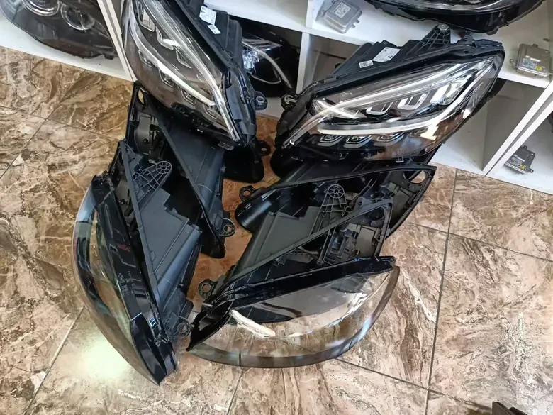 Mercedes W205 Matrix Far Kasası Ve Camı