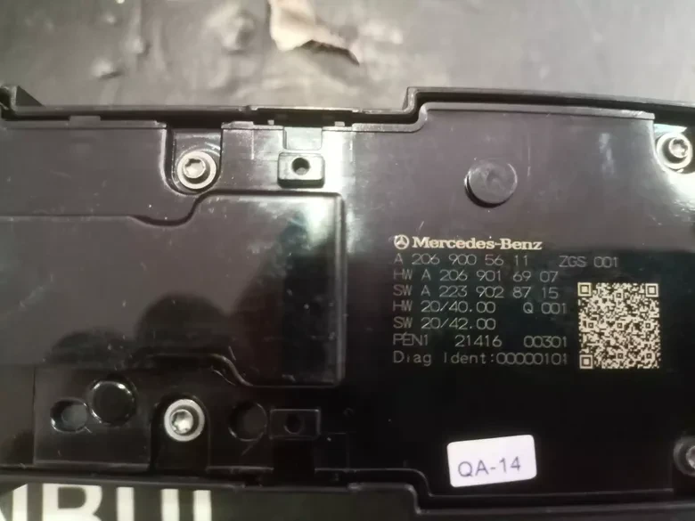 Mercedes W206 2023 Cam Düğmesi 2069007807 2069005611