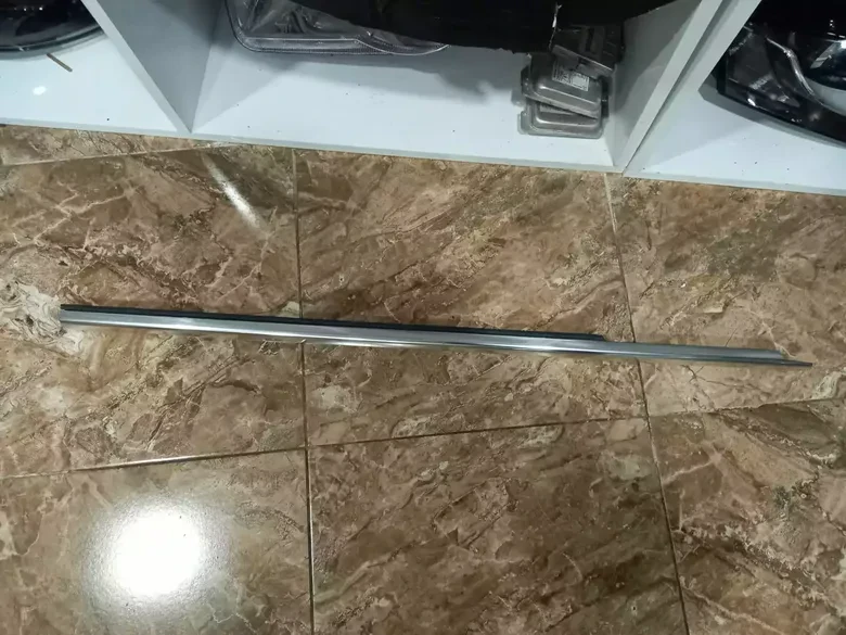 Mersedes E Serisi W207 Sol Kapı Kenar Çıtası A2076701100
