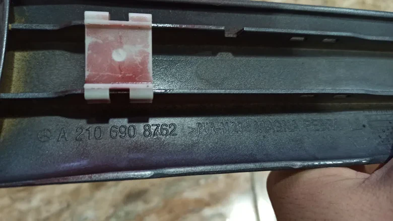 Mersedes E Serisi W210 Sol Çamurluk Çıtası A2106908762
