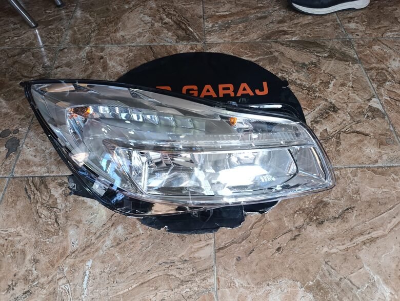 Opel Insignia 2009- Çıkma Sağ Far 22831927