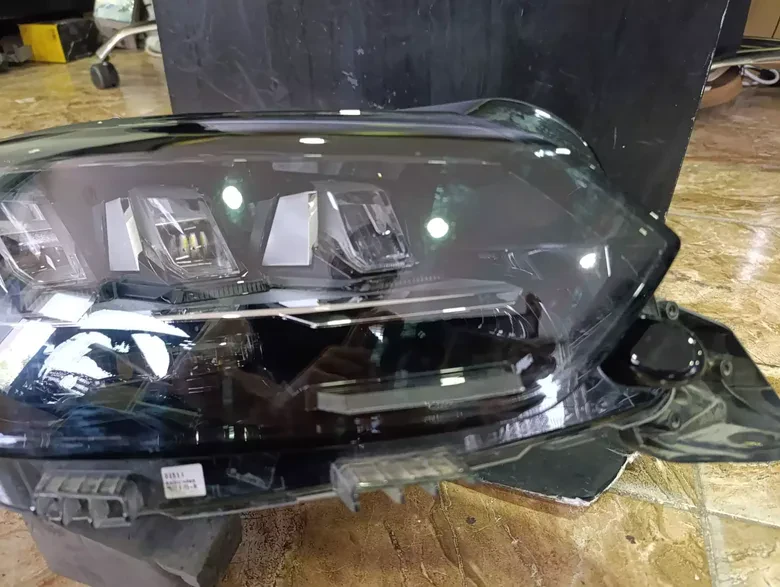Peugeot 208 2008 GT Line 3 Mercek Sağ Far Çıkma Orj 9850597780 Kasa Ayak Tamiri İster