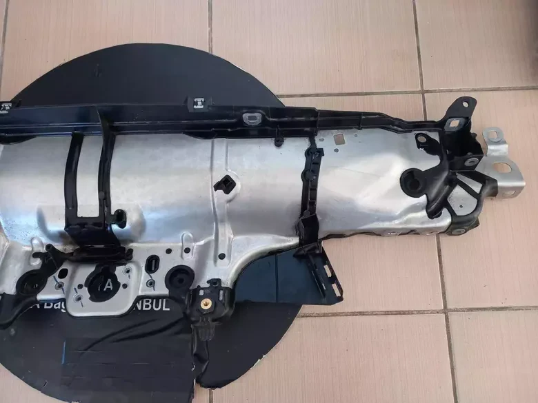 Porche Macan Radyatör Üst Bağlantı Çubuğu 95B805931F