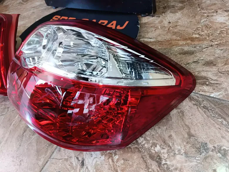 Toyota Auris 2010-12 Stop 81551-02550 81561-02550