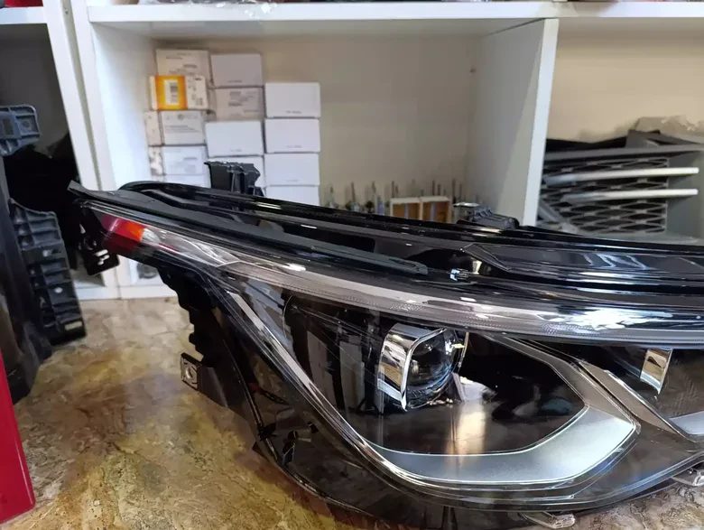 Volkswagen Golf 8 Sağ Sol Mercekli Far Sıfır Yns Beyinler Üzerinde