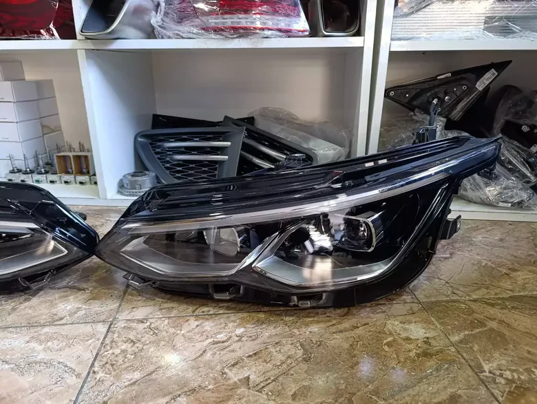 Volkswagen Golf 8 Sağ Sol Mercekli Far Sıfır Yns Beyinler Üzerinde