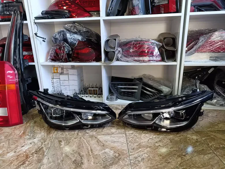 Volkswagen Golf 8 Sağ Sol Mercekli Far Sıfır Yns Beyinler Üzerinde