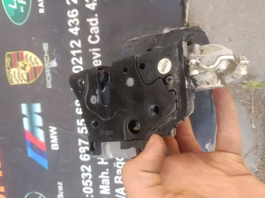 Audi Q7 Kapı Kilidi Motoru Sağ Arka Çıkma Orjinal 8k0839016