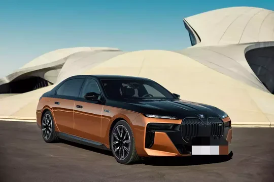 BMW 7 Serisi G70 İ7 M-Sport Ön Tampon Dolu