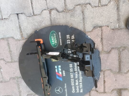 BMW G70 Sağ Far Yuva Sacı Sıfır Orjinal 9464028