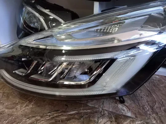 Clıo 4 Sol LED Far