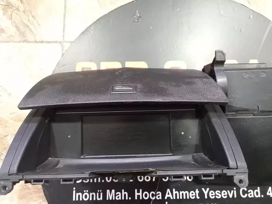 Mercedes C Serisi W204 Orta Ekran 2046801231