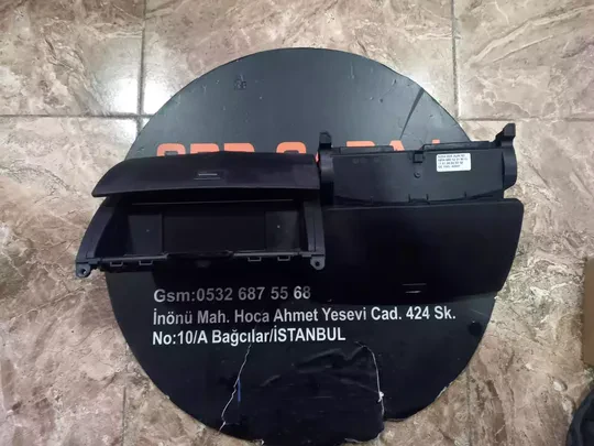Mercedes C Serisi W204 Orta Ekran 2046801231