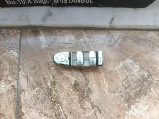 Mercedes E Serisi W213 Cam Düğmesi Katlamalı Krem A2139054803