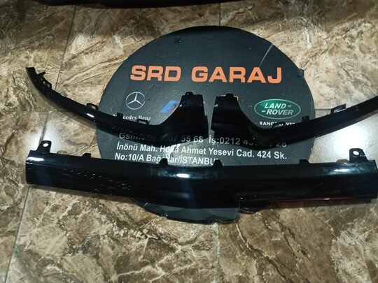 Mercedes W205 C Serisi AMG Ön Tampon Çıtası Siyah Set