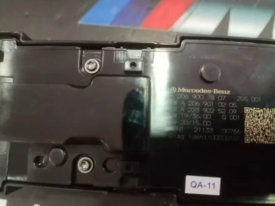 Mercedes W206 2023 Cam Düğmesi 2069007807 2069005611