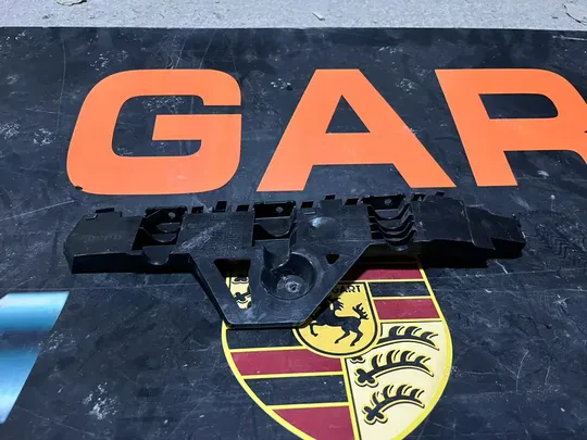 Opel Crossland Sağ Arka Tampon Braketi Çıkma Orj 13478133