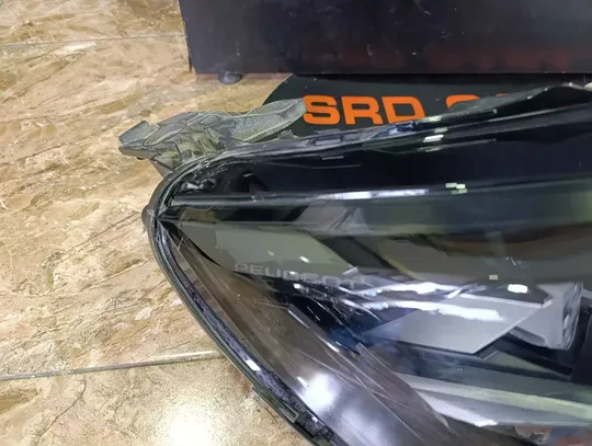 Peugeot 208 2008 GT Line 3 Mercek Sağ Far Çıkma Orj 9850597780 Kasa Ayak Tamiri İster
