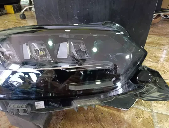 Peugeot 208 2008 GT Line 3 Mercek Sağ Far Çıkma Orj 9850597780 Kasa Ayak Tamiri İster