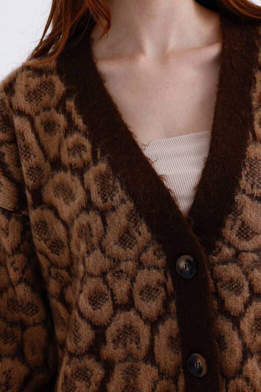 Leopar Desenli Oversize Düğmeli Yomuşak Triko Hırka