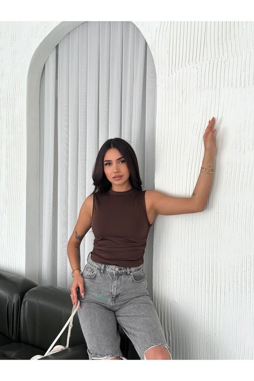 BÜZGÜLÜ DRAPELİ KOLSUZ MODAL KUMAŞ BLUZ