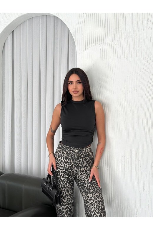 BÜZGÜLÜ DRAPELİ KOLSUZ MODAL KUMAŞ BLUZ
