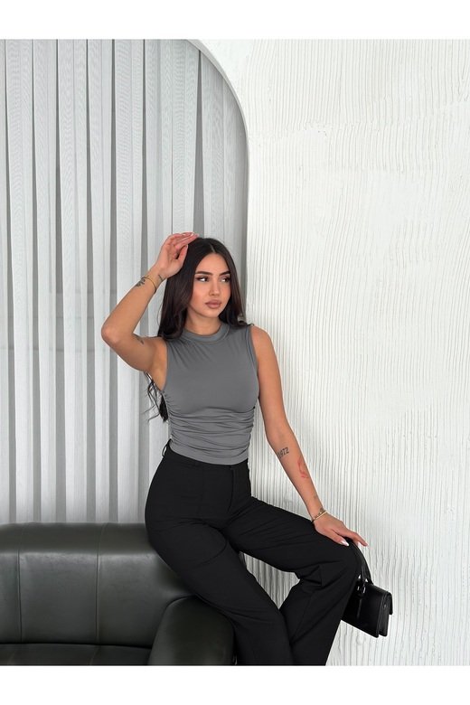 BÜZGÜLÜ DRAPELİ KOLSUZ MODAL KUMAŞ BLUZ