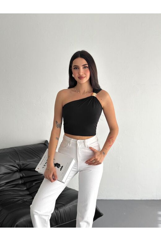 Tek Omuz Aksesuar Detaylı Crop Sandy Kumaş Bluz