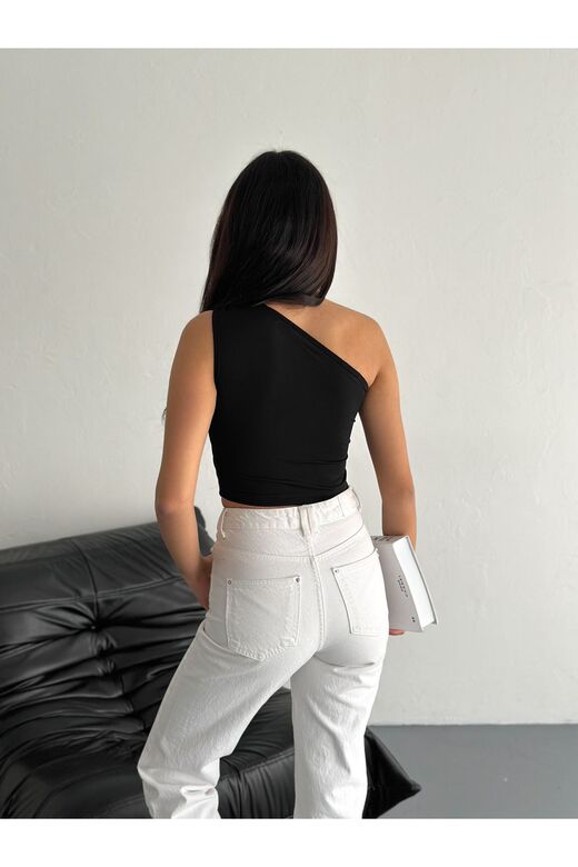 Tek Omuz Aksesuar Detaylı Crop Sandy Kumaş Bluz