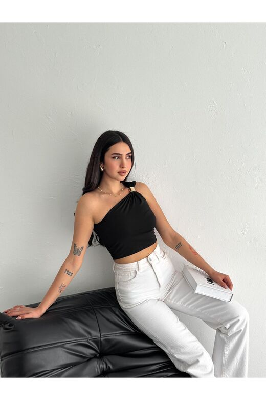 Tek Omuz Aksesuar Detaylı Crop Sandy Kumaş Bluz