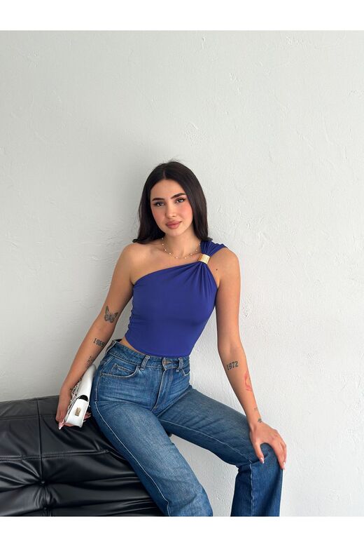 Tek Omuz Aksesuar Detaylı Crop Sandy Kumaş Bluz