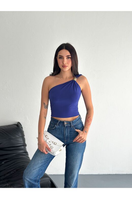Tek Omuz Aksesuar Detaylı Crop Sandy Kumaş Bluz
